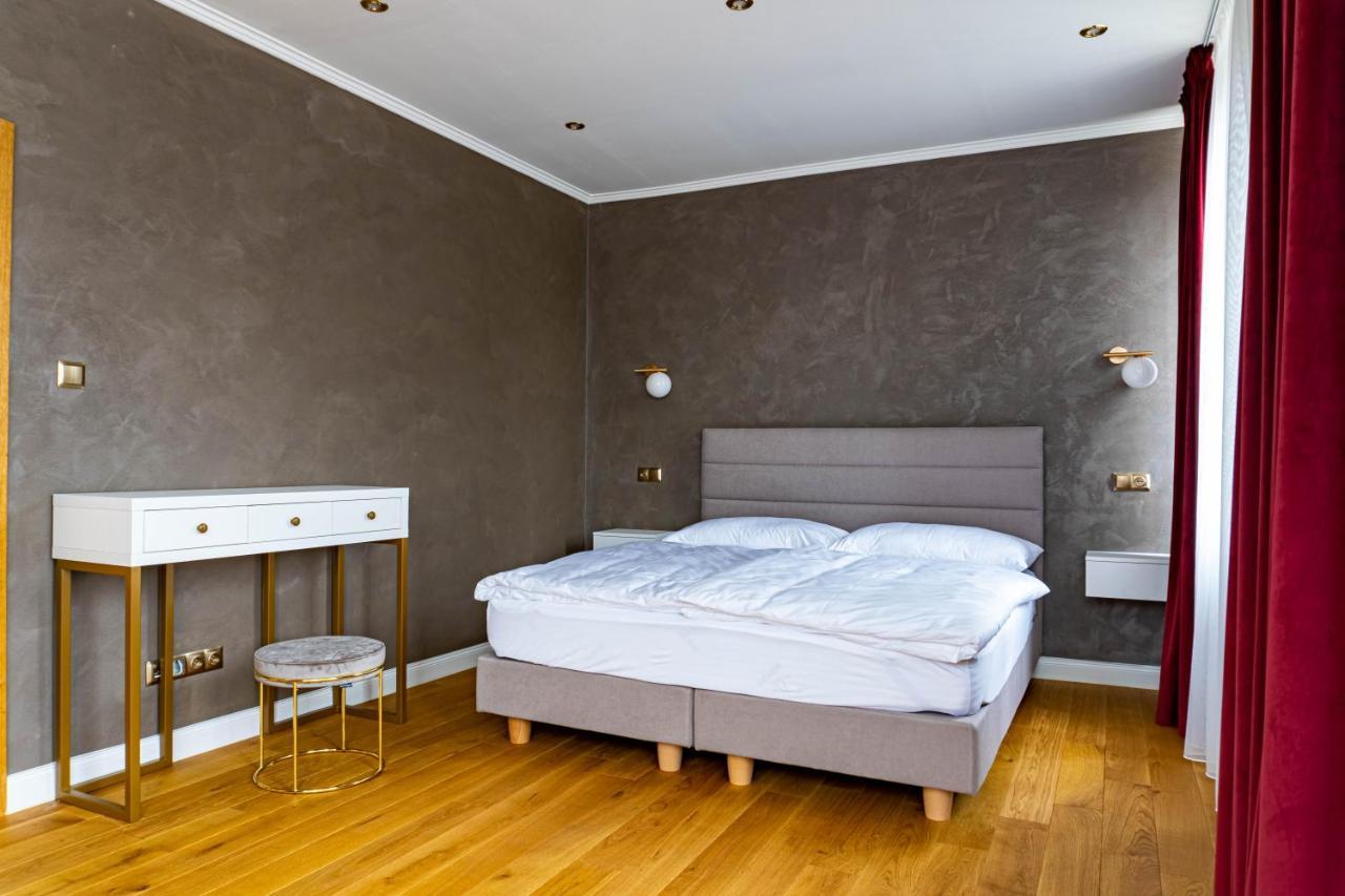 Rosso Aparthotel Michalovce Buitenkant foto